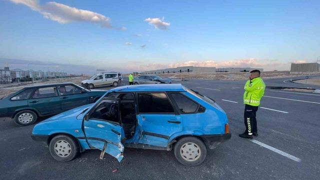 Karaman’da iki otomobil çarpıştı: 2 yaralı