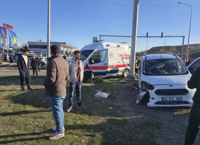 Bing&ouml;l&rsquo;de ambulans ile hafif ticari ara&ccedil; &ccedil;arpıştı: 5 yaralı 2