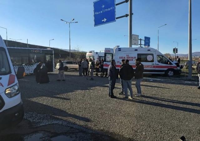 Bing&ouml;l&rsquo;de ambulans ile hafif ticari ara&ccedil; &ccedil;arpıştı: 5 yaralı 1