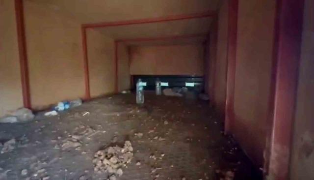 Üzeri hayvan dışkısıyla kapatılan kamyonetin gizli bölmesinden kaçak göçmen çıktı 1