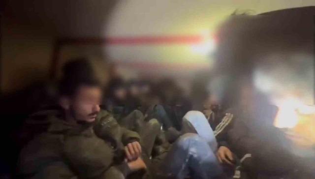 Üzeri hayvan dışkısıyla kapatılan kamyonetin gizli bölmesinden kaçak göçmen çıktı 2
