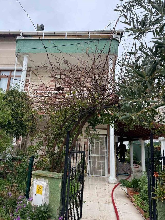 İzmir&rsquo;de &ccedil;ıkan ev yangınında bir kişi hayatını kaybetti 1