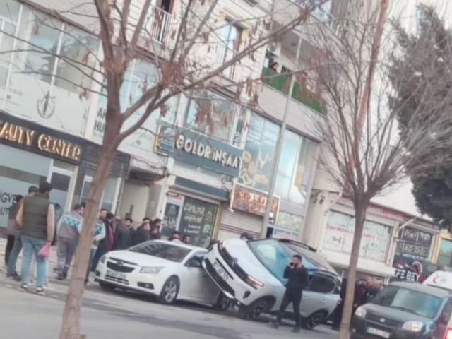 Kadın &ouml;ğretmene &ccedil;arpan ara&ccedil; dehşeti yaşattı