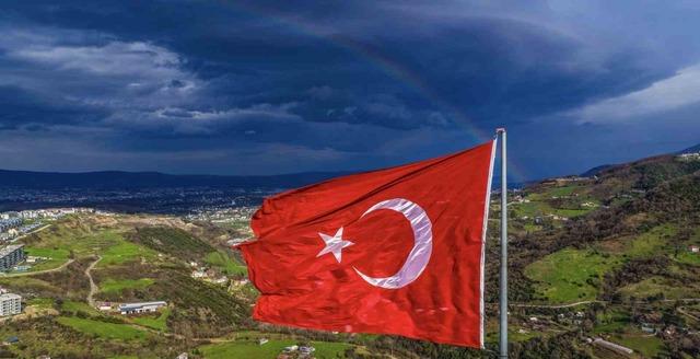 G&ouml;kkuşağı ve T&uuml;rk bayrağı aynı karede buluştu 2