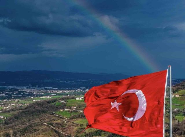 G&ouml;kkuşağı ve T&uuml;rk bayrağı aynı karede buluştu 1