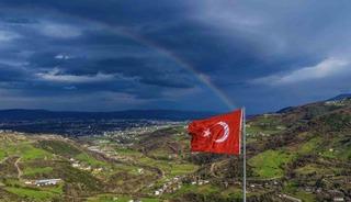 G&ouml;kkuşağı ve T&uuml;rk bayrağı aynı karede buluştu