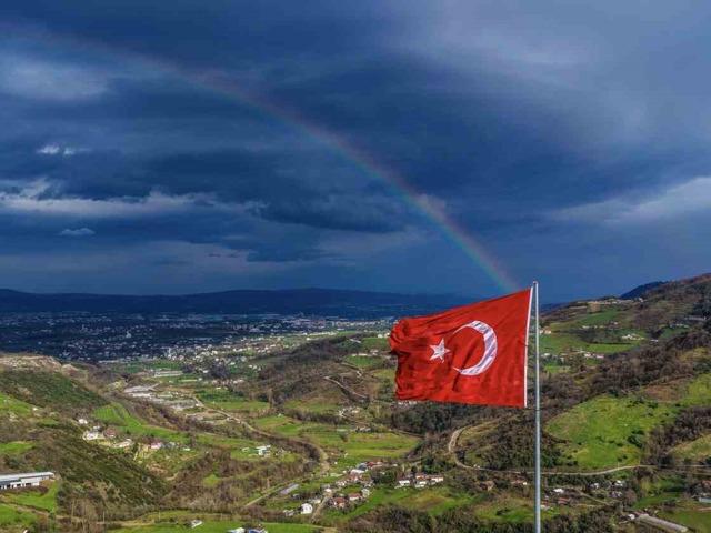 G&ouml;kkuşağı ve T&uuml;rk bayrağı aynı karede buluştu