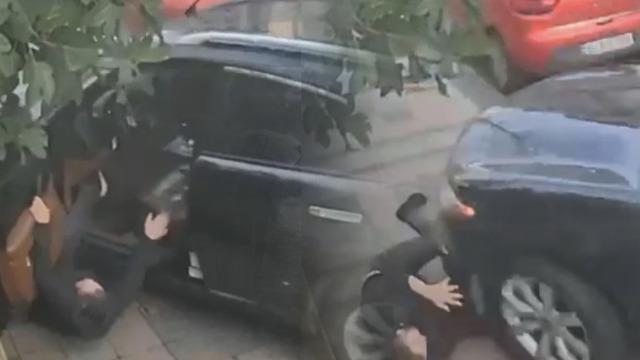 İstanbul'da akılalmaz kaza! Şof&ouml;r koltuğundan d&uuml;şt&uuml;, kendi aracının altına kaldı