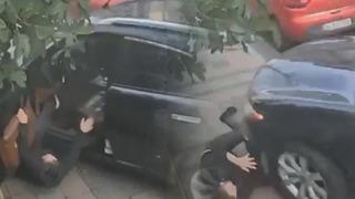 İstanbul'da akılalmaz kaza! Şoför koltuğundan düştü, kendi aracının altına kaldı... Esnaf gülerek anlattı