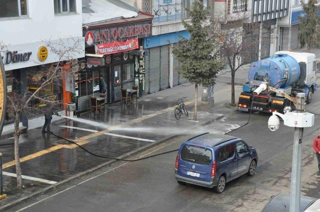Kars’ta kaldırımlar tazyikli suyla yıkanıyor 3