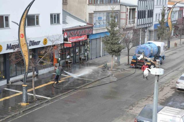 Kars’ta kaldırımlar tazyikli suyla yıkanıyor 2