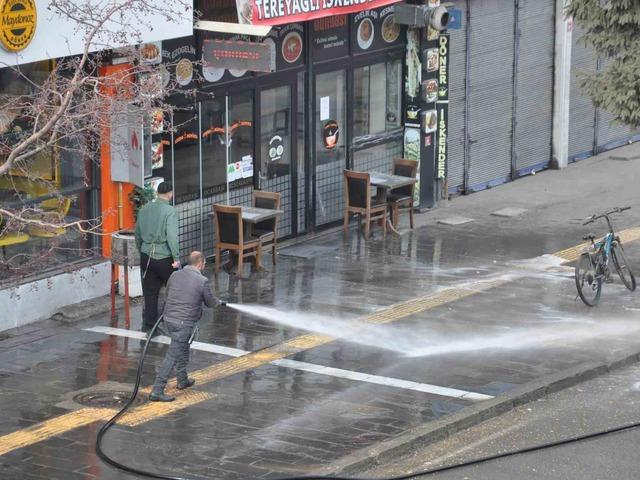 Kaldırımlar tazyikli suyla yıkanıyor