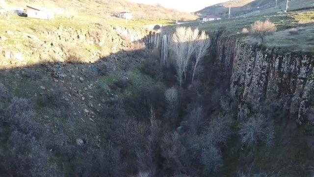 Elazığ&rsquo;da 40 metre y&uuml;kseklikten d&ouml;k&uuml;len şelale keşfedilmeyi bekliyor 1