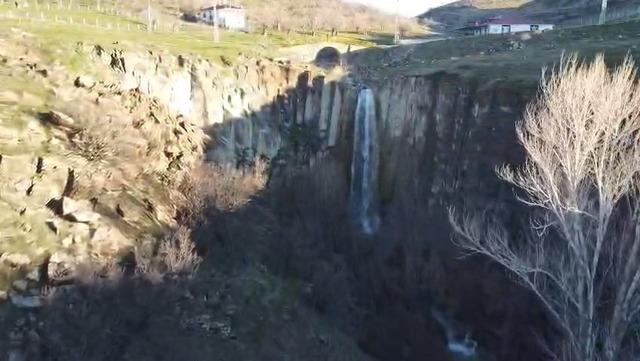 Elazığ&rsquo;da 40 metre y&uuml;kseklikten d&ouml;k&uuml;len şelale keşfedilmeyi bekliyor 2