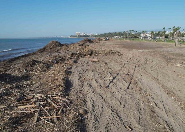 Mersin sahillerinde selin denize taşıdığı balçıklar temizleniyor 3