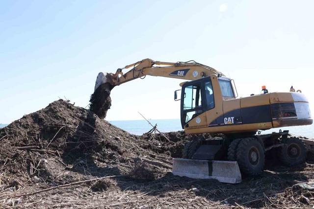 Mersin sahillerinde selin denize taşıdığı balçıklar temizleniyor 2
