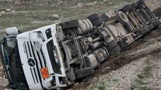 Şırnak’ta atık su tankeri devrildi, sürücü yaralandı