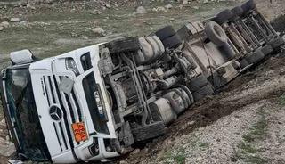 Şırnak&rsquo;ta atık su tankeri devrildi, s&uuml;r&uuml;c&uuml; yaralandı