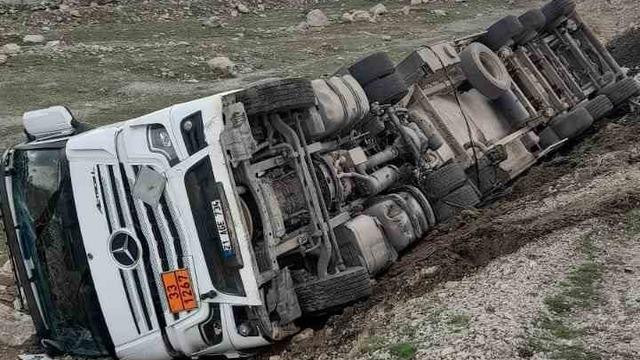Şırnak’ta atık su tankeri devrildi, sürücü yaralandı