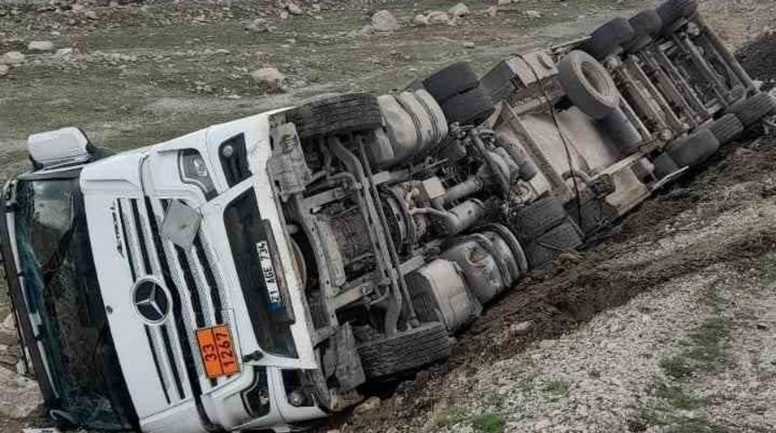 Şırnak&rsquo;ta atık su tankeri devrildi, s&uuml;r&uuml;c&uuml; yaralandı