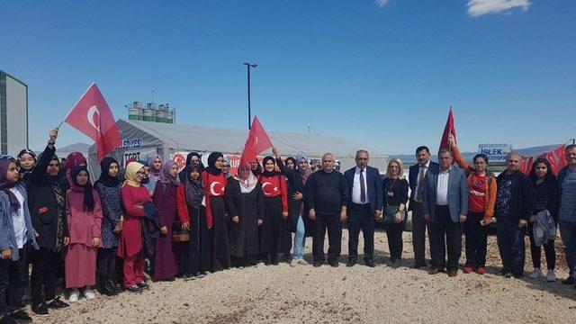 Mersin’den gelen öğrenciler Hassa’da Mehmetçik için kurban kesti