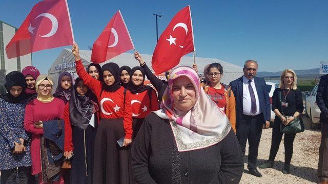 Mersin’den gelen öğrenciler Hassa’da Mehmetçik için kurban kesti