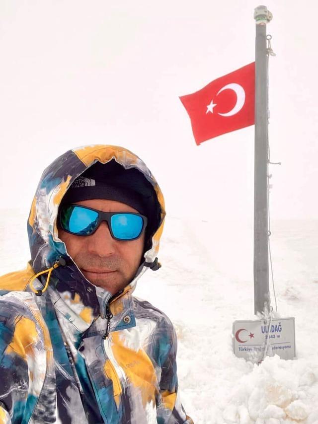 Uludağ&rsquo;ın zirvesindeki donmuş T&uuml;rk Bayrağını dağcılar değiştirdi 4