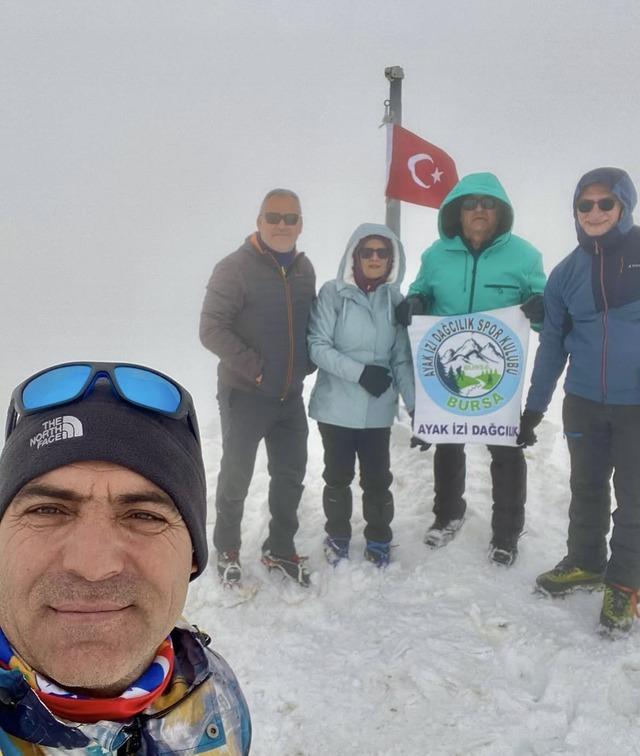 Uludağ&rsquo;ın zirvesindeki donmuş T&uuml;rk Bayrağını dağcılar değiştirdi 3