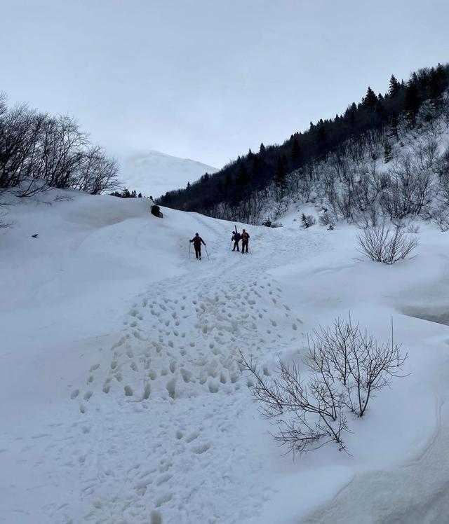 Uludağ&rsquo;ın zirvesindeki donmuş T&uuml;rk Bayrağını dağcılar değiştirdi 1