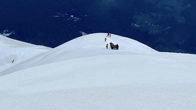 Uludağ’ın zirvesindeki donmuş Türk Bayrağını dağcılar değiştirdi