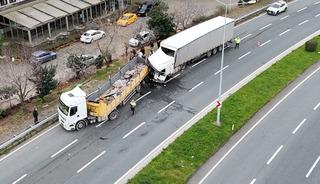Rize'de tır, park halindeki tıra &ccedil;arptı: 1'i ağır 4 yaralı