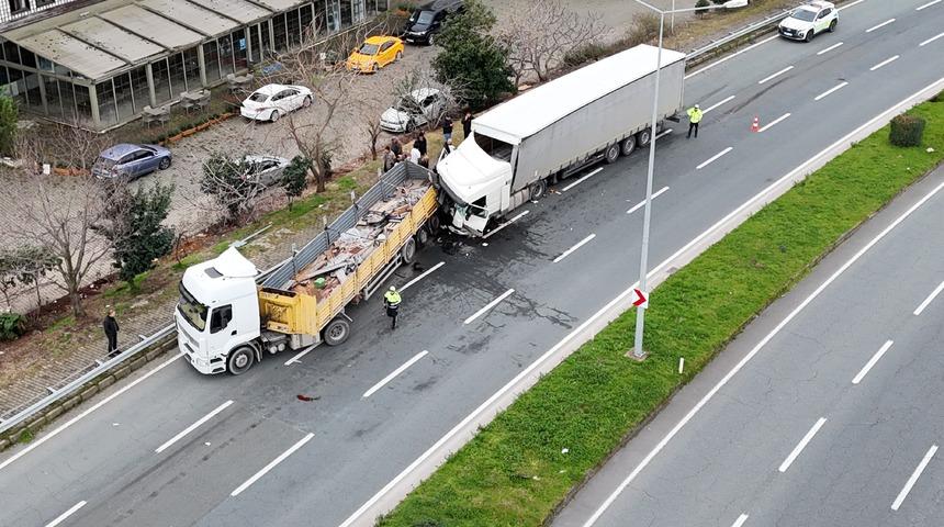 Rize'de tır, park halindeki tıra &ccedil;arptı: 1'i ağır 4 yaralı