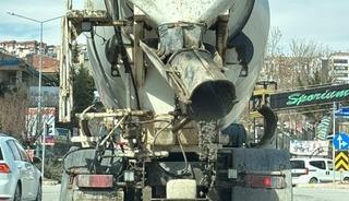 Mikserden taşan beton, asfalt yola d&ouml;k&uuml;ld&uuml;