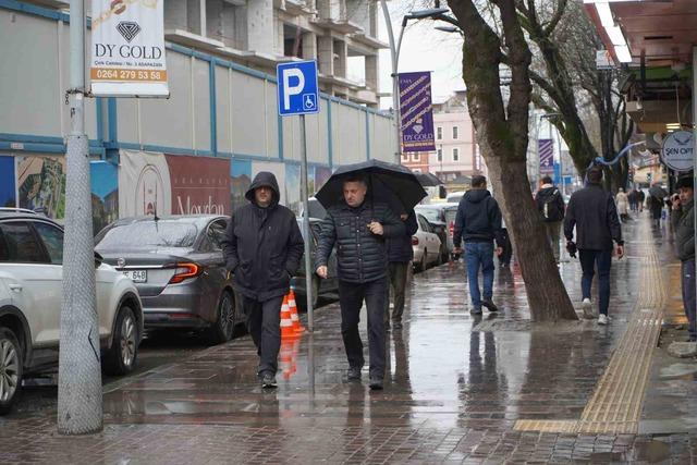 Sakarya’da şehir merkezinde yağmur, yüksek kesimlerde kar etkili oluyor 3