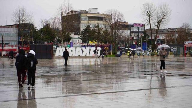 Sakarya’da şehir merkezinde yağmur, yüksek kesimlerde kar etkili oluyor