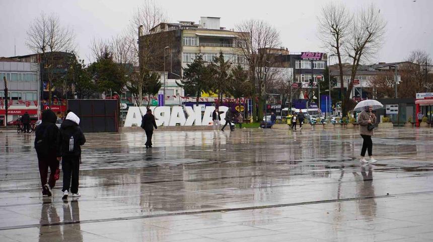 Sakarya&rsquo;da şehir merkezinde yağmur, y&uuml;ksek kesimlerde kar etkili oluyor