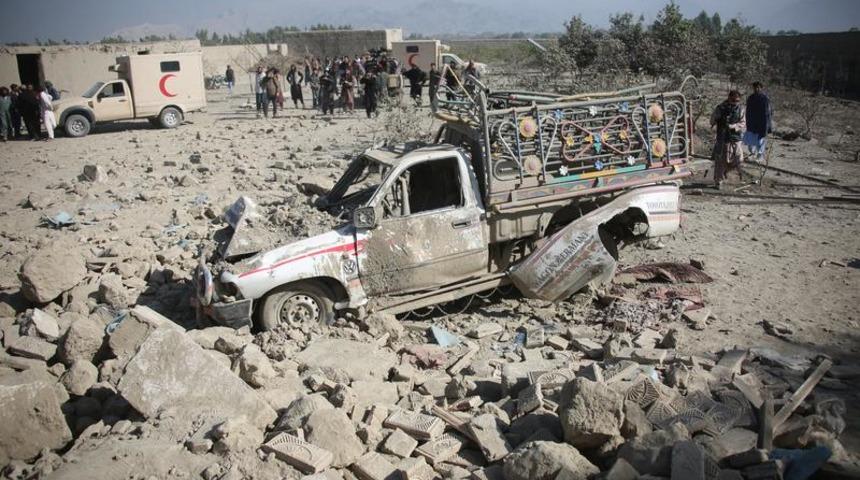 Afganistan'a f&uuml;ze yağdı! Pakistan duyurdu:  25 &ouml;l&uuml;