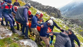 İzmir'de mağaradaki &ccedil;ukura d&uuml;şen kişi kurtarıldı