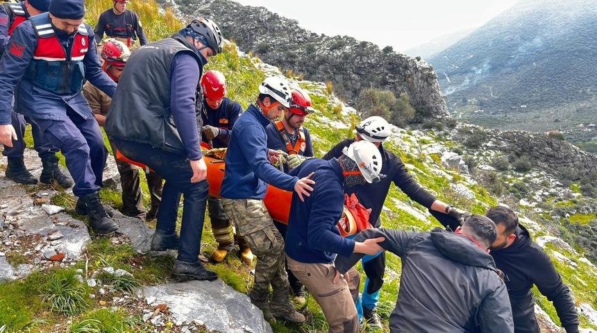 İzmir'de mağaradaki &ccedil;ukura d&uuml;şen kişi kurtarıldı