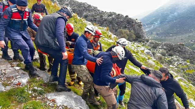 İzmir'de mağaradaki çukura düşen kişi kurtarıldı