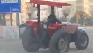 Adıyaman&rsquo;da şaşkına &ccedil;eviren g&ouml;r&uuml;nt&uuml;: Trakt&ouml;r 3 tekerle ilerledi