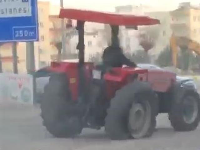 Adıyaman&rsquo;da şaşkına &ccedil;eviren g&ouml;r&uuml;nt&uuml;: Trakt&ouml;r 3 tekerle ilerledi