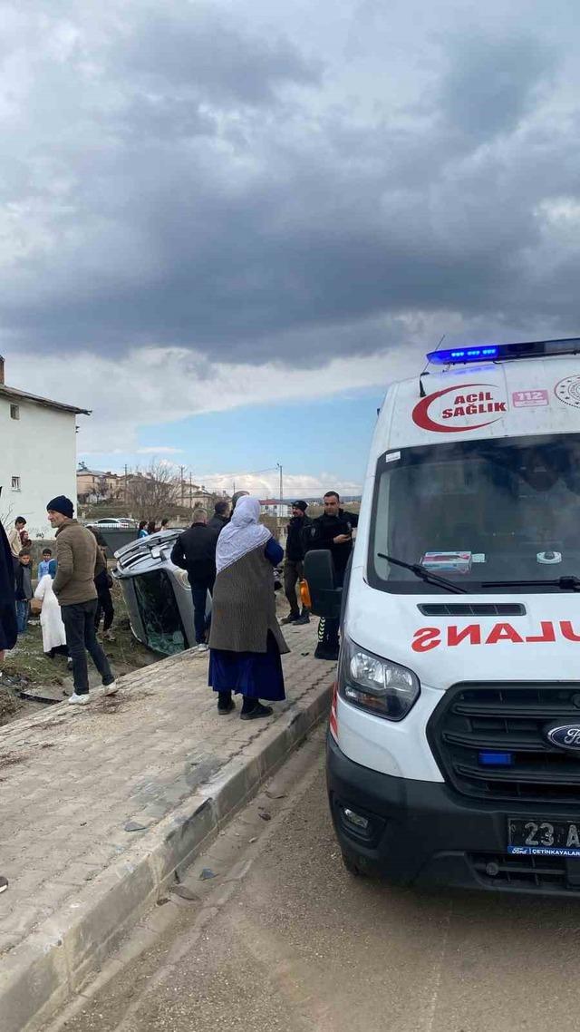 Hafif ticari ara&ccedil; şarampole devrildi: 1 yaralı 3