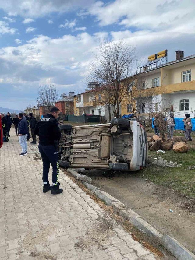 Hafif ticari ara&ccedil; şarampole devrildi: 1 yaralı 2