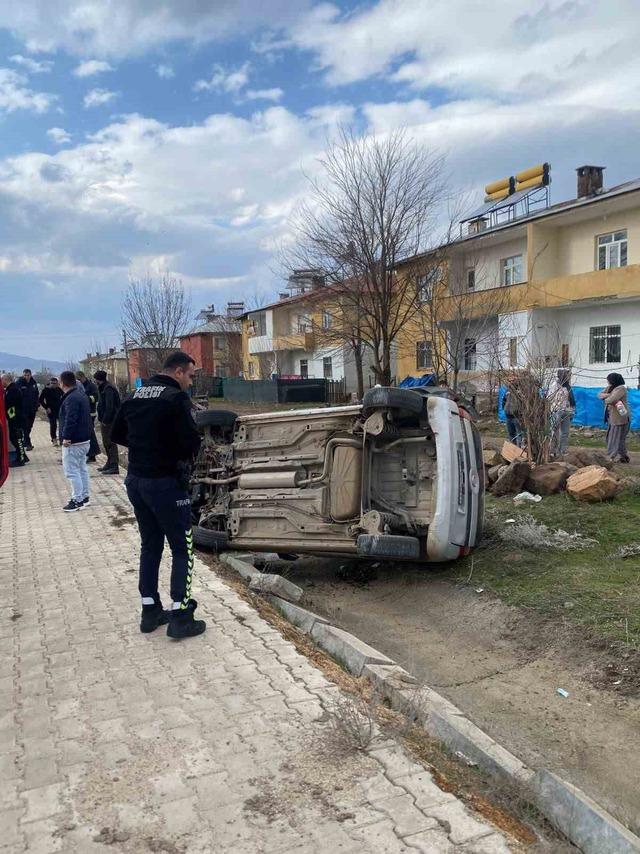 Hafif ticari ara&ccedil; şarampole devrildi: 1 yaralı 1