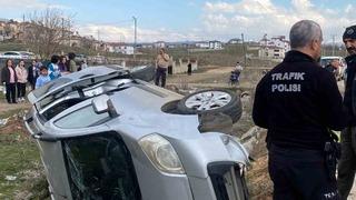 Hafif ticari araç şarampole devrildi: 1 yaralı