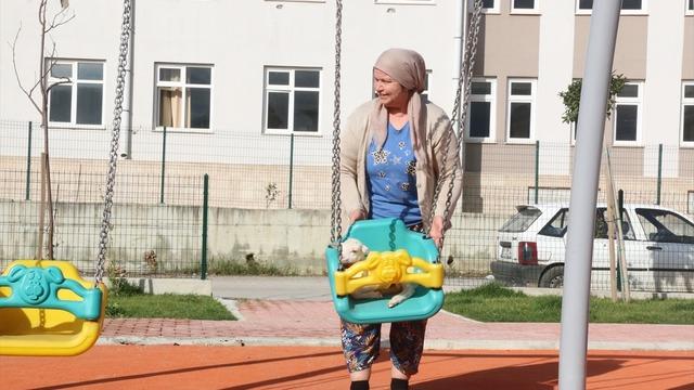 Kuzu deyip geçmeyin! Naciye isimli bu minik salıncakta sallanıyor, misafirliğe bile gidiyor