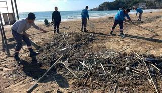 Alanya&rsquo;da fırtına sonrası plajlarda temizlik yapıldı