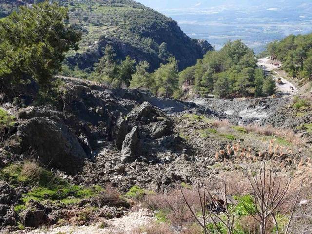 Seydikemer&rsquo;de heyelan nedeniyle yol kapandı