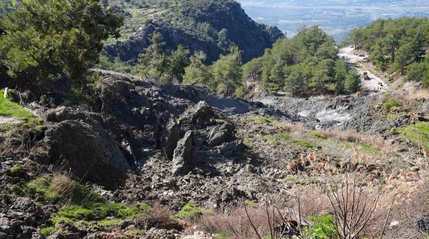 Seydikemer&rsquo;de heyelan nedeniyle yol kapandı